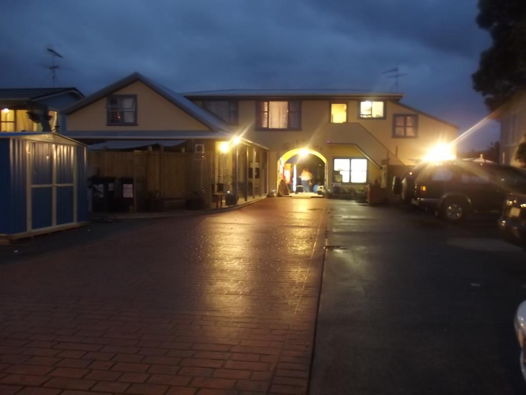 Orewa Pillows Lodge Bagian luar foto